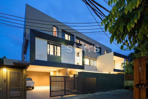 Stylish 3-Bedroom Luxury Home for Sale – Ekkamai 2643972286