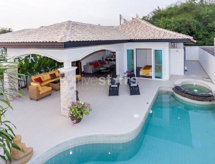 Tropical and modern 2-bedroom villa with pool 2388987984