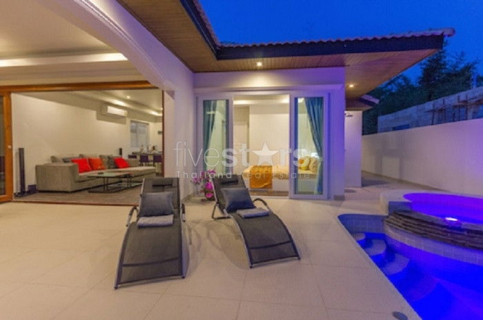 Tropical and modern 2-bedroom villa with pool 2388987984