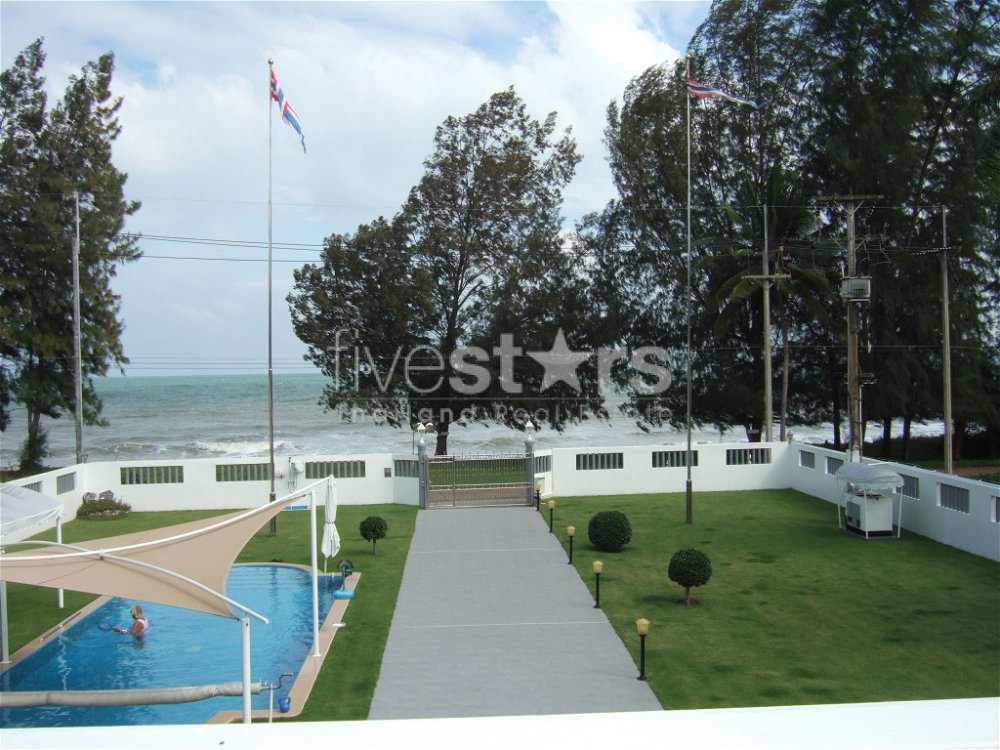 Beach Front Mansion with 5 Bedrooms 521062800