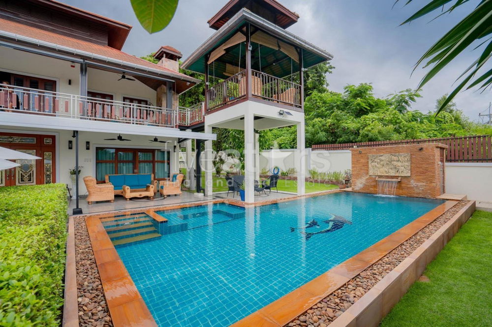 White Lotus 1: 5 Bedroom Bali Style Villa in Great Location 360582467