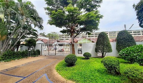5 Bedroom Pool Villa in Central Hua Hin 1014074396