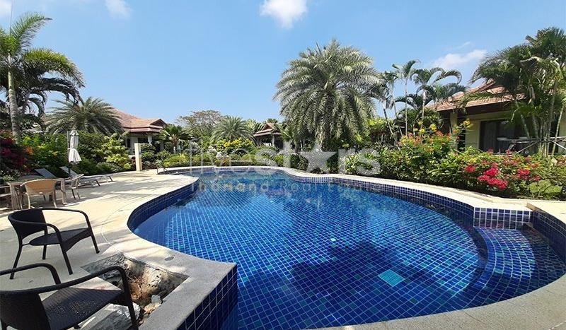 Luxurious Pool Villa in Countryside Surroundings 570915140