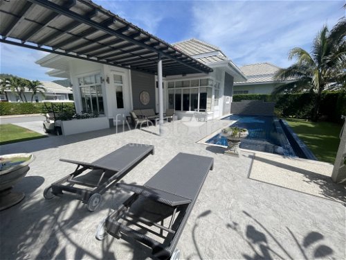Black Mountain: Modern 3 Bed, 2 Bath Villa with extended Pool and Terrace Area 494972483