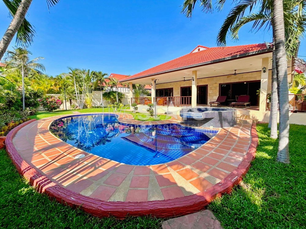 Crystal View : Large Renovated 3 Bedroom Pool Villa 3810767365