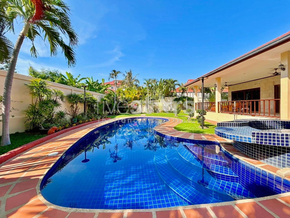 Crystal View : Large Renovated 3 Bedroom Pool Villa 3810767365