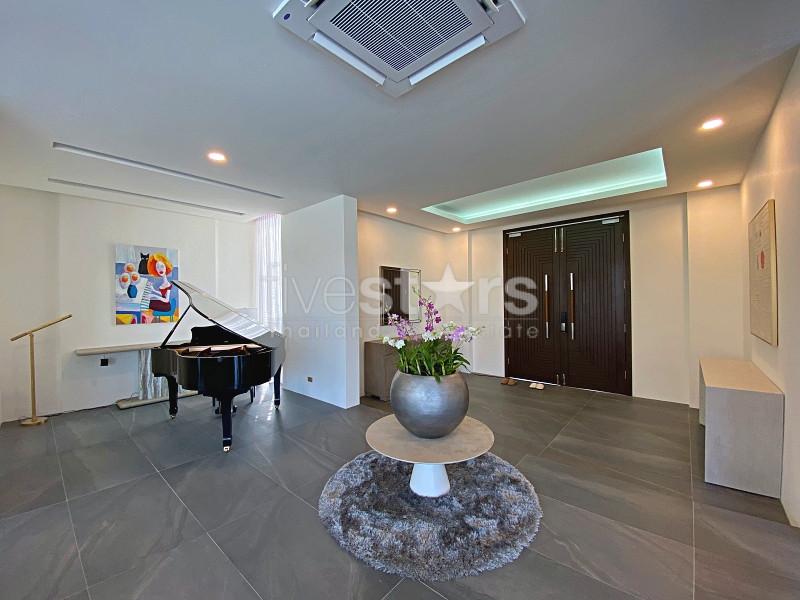 Exquisite Pool Villa Overlooking the Fairways of Palm Hills Golf Club 2459422997