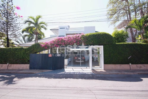City center 3 bedroom villa walking distance from the beach 478036377