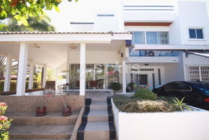 City center 3 bedroom villa walking distance from the beach 478036377