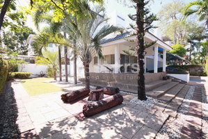 City center 3 bedroom villa walking distance from the beach 478036377