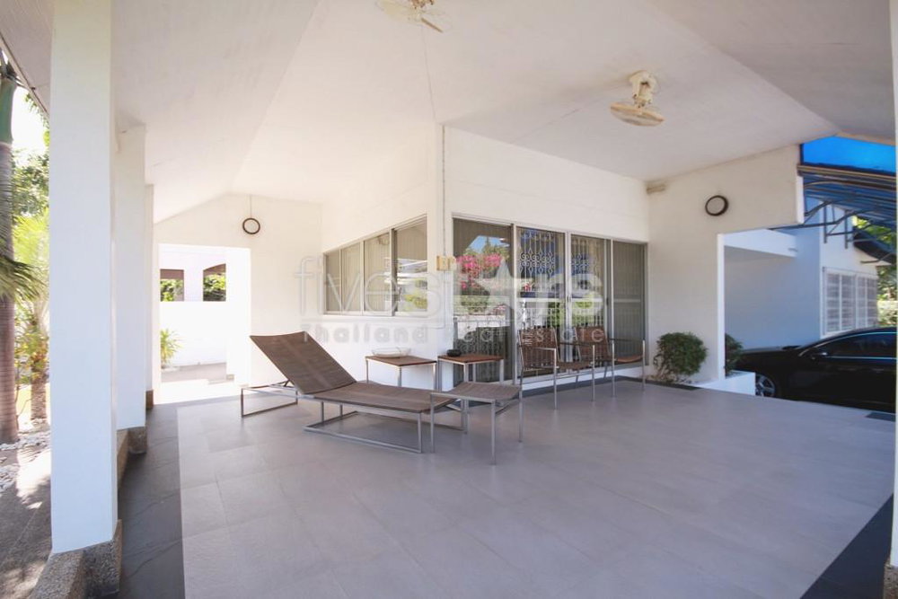 City center 3 bedroom villa walking distance from the beach 478036377