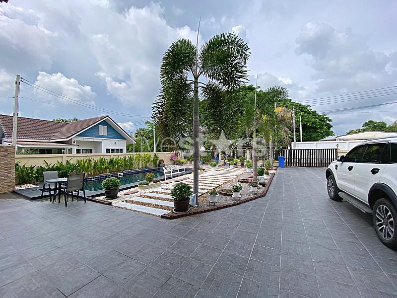 Spacious 4-Bedroom Pool Villa Near Black Mountain Golf 4112377004
