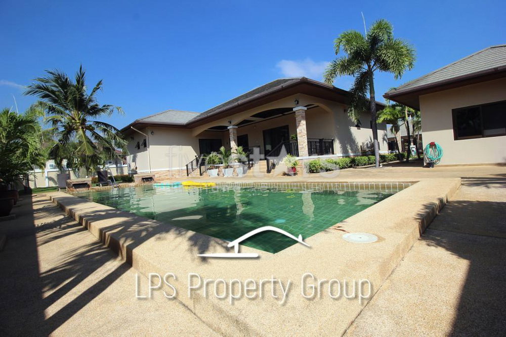 Spacious Holiday Home in Downtown Cha Am For Sale 1377436996