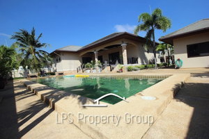 Spacious Holiday Home in Downtown Cha Am For Sale 1377436996
