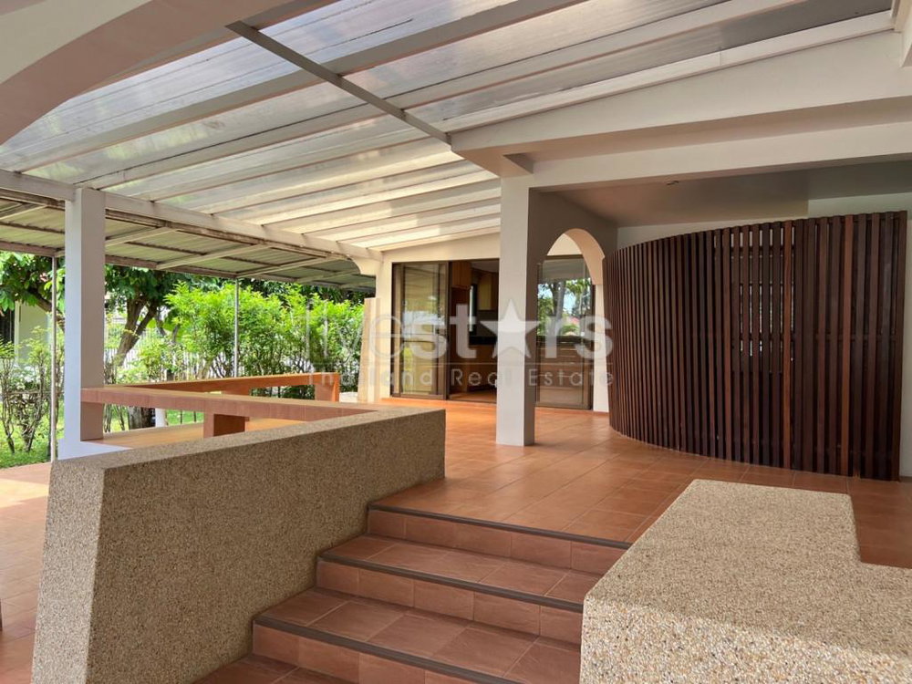 Palm Beach Village: 4 Bedroom Villa 2174615636