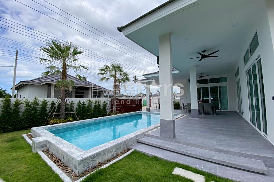 Modern European-Style 4-Bedroom Pool Villa for Sale in Central Hua Hin – Private Guest House Included 3947700647