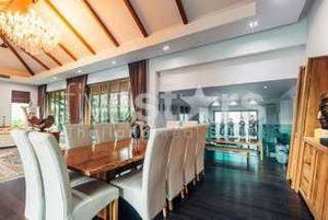 Spacious 5-bedrooms villa close to Layan beach 2638104638