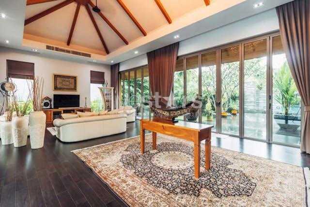 Spacious 5-bedrooms villa close to Layan beach 2638104638