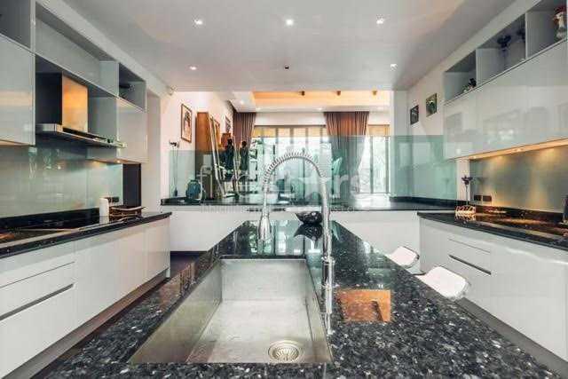Spacious 5-bedrooms villa close to Layan beach 2638104638