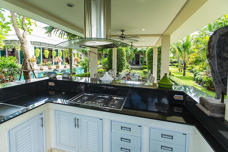 Lovely 4-bedroom villa close to the beach 2227770314