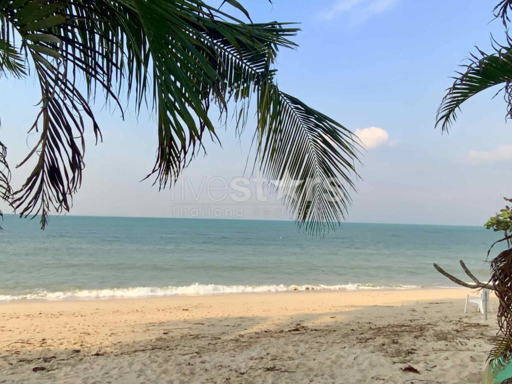 Beachfront 4 bedrooms villa for sale in Bangpor beach 896683367