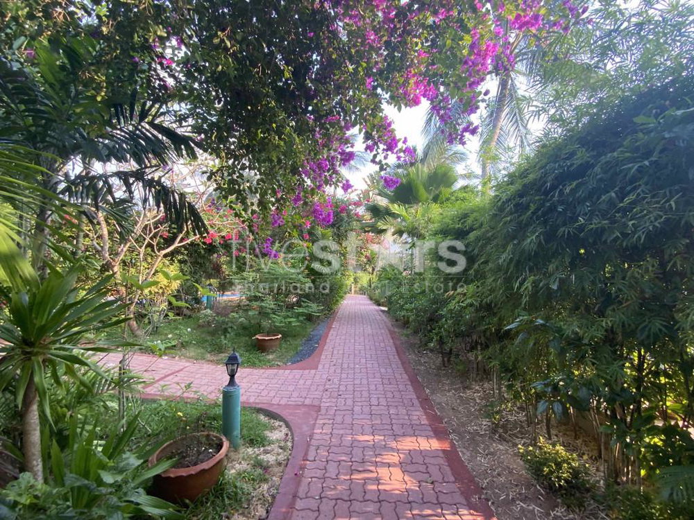 Beachfront 4 bedrooms villa for sale in Bangpor beach 896683367