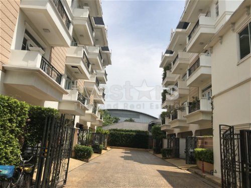 For Sale Modern Townhome in compound 3 bedrooms on Petchaburi road 757402741