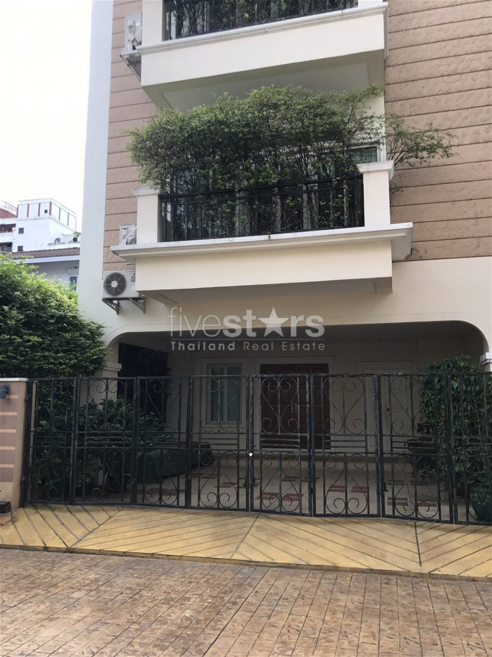 For Sale Modern Townhome in compound 3 bedrooms on Petchaburi road 757402741