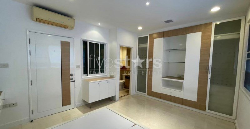 5-bedroom Town Home for sale on Rama 3 2113711011