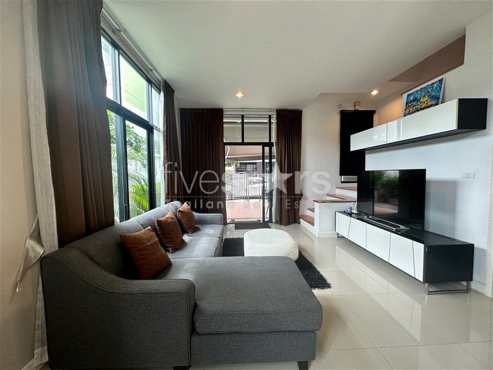 4-bedroom modern townhouse for sale close to MRT Yaek Tiwanon 3287245544
