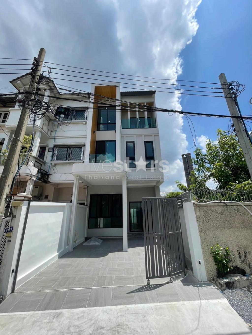 Townhome with 4 bedrooms for sale in Phra Khanong.