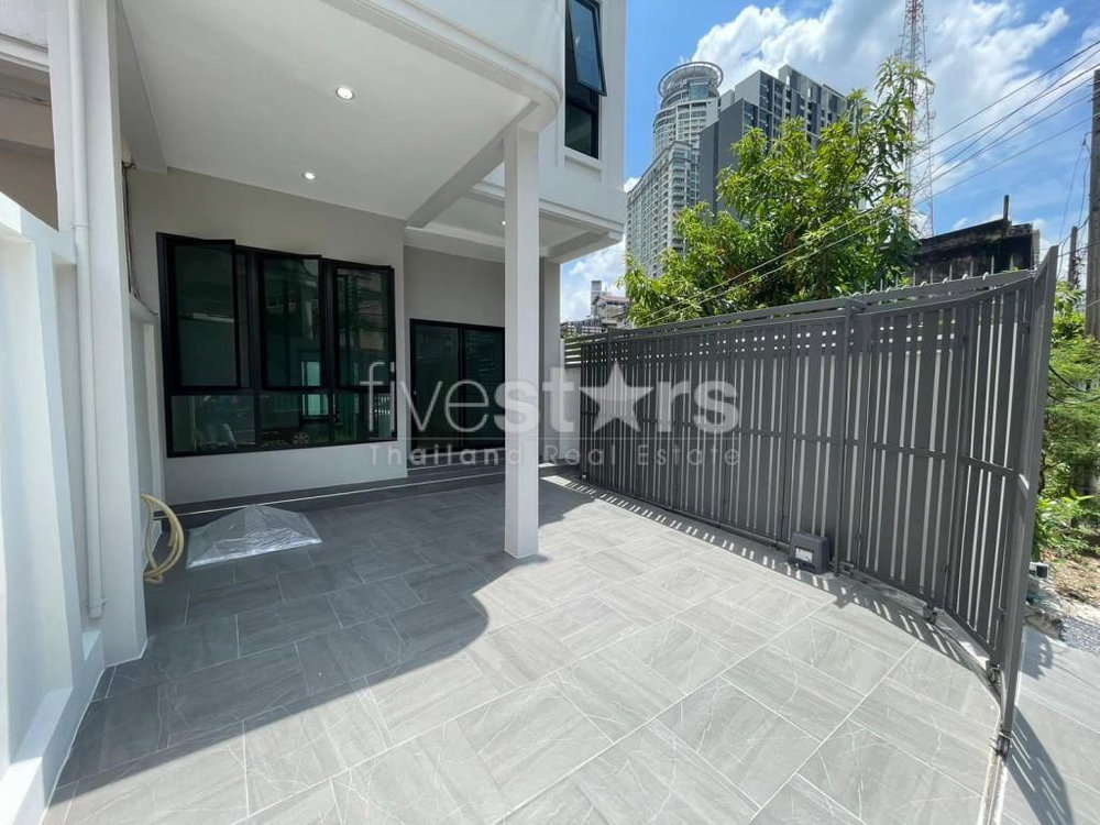 Townhome with 4 bedrooms for sale in Phra Khanong. 3233587809