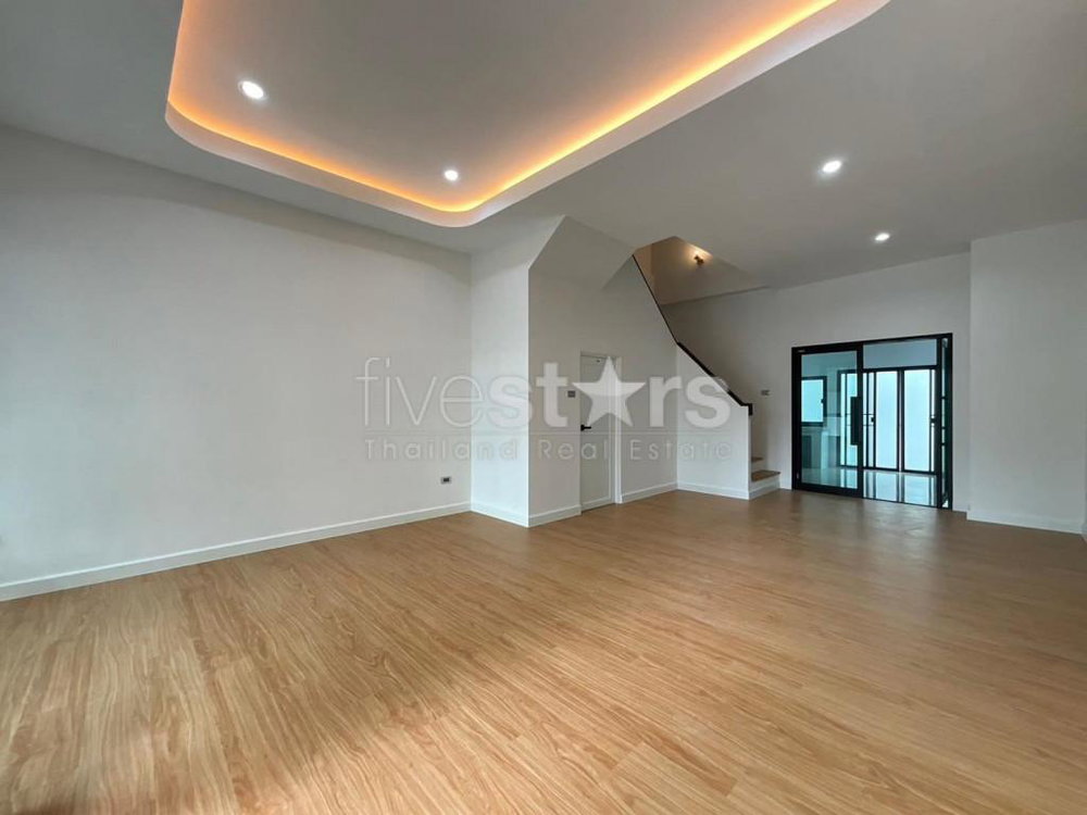 Townhome with 4 bedrooms for sale in Phra Khanong. 3233587809