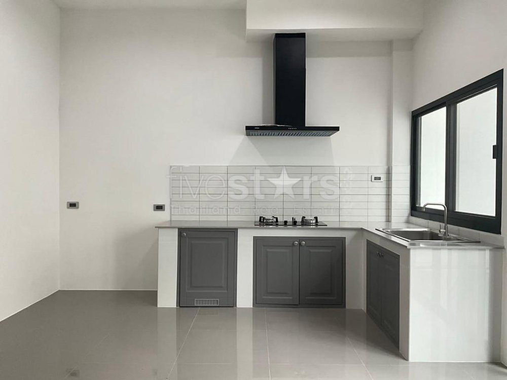 Townhome with 4 bedrooms for sale in Phra Khanong. 3233587809