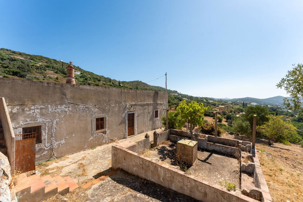 EXCEPTIONAL: one of the last remaining ruins in the Canal area of Santa Barbara de Nexe, in good condition and sitting on a spacious plot, offering breathtaking sea views and proximity to the heart of Santa Barbara de Nexe 3814955890