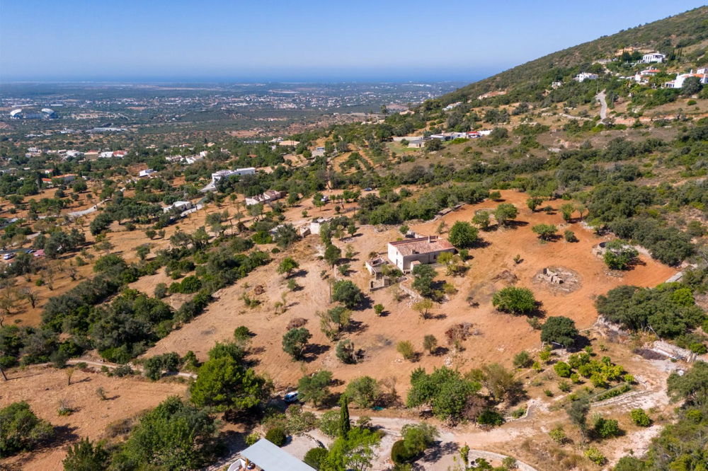 EXCEPTIONAL: one of the last remaining ruins in the Canal area of Santa Barbara de Nexe, in good condition and sitting on a spacious plot, offering breathtaking sea views and proximity to the heart of Santa Barbara de Nexe 3814955890