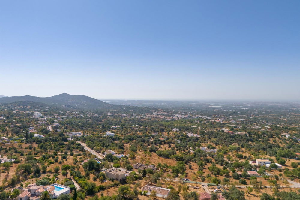 EXCEPTIONAL: one of the last remaining ruins in the Canal area of Santa Barbara de Nexe, in good condition and sitting on a spacious plot, offering breathtaking sea views and proximity to the heart of Santa Barbara de Nexe 3814955890