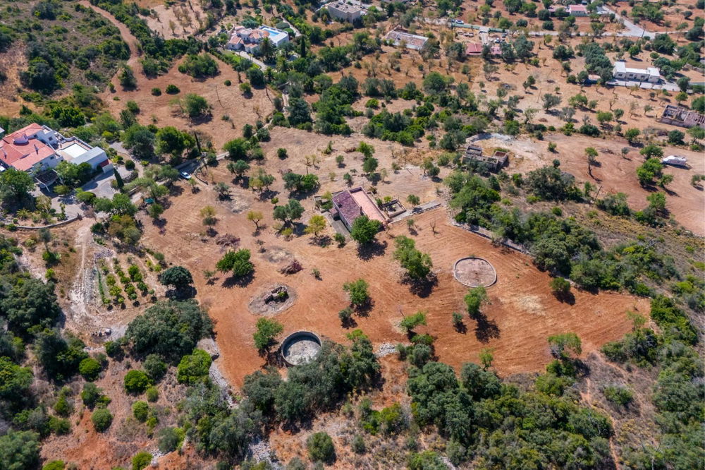 EXCEPTIONAL: one of the last remaining ruins in the Canal area of Santa Barbara de Nexe, in good condition and sitting on a spacious plot, offering breathtaking sea views and proximity to the heart of Santa Barbara de Nexe 3814955890