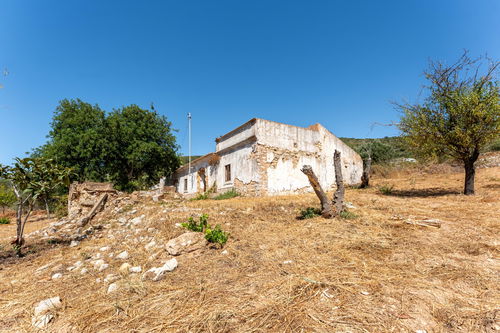 A Unique Opportunity Awaits: Presenting one of the last remaining ruins in the picturesque Canal of Santa Barbara de Nexe, set on a charming flat plot boasting stunning ocean views. 2489625572