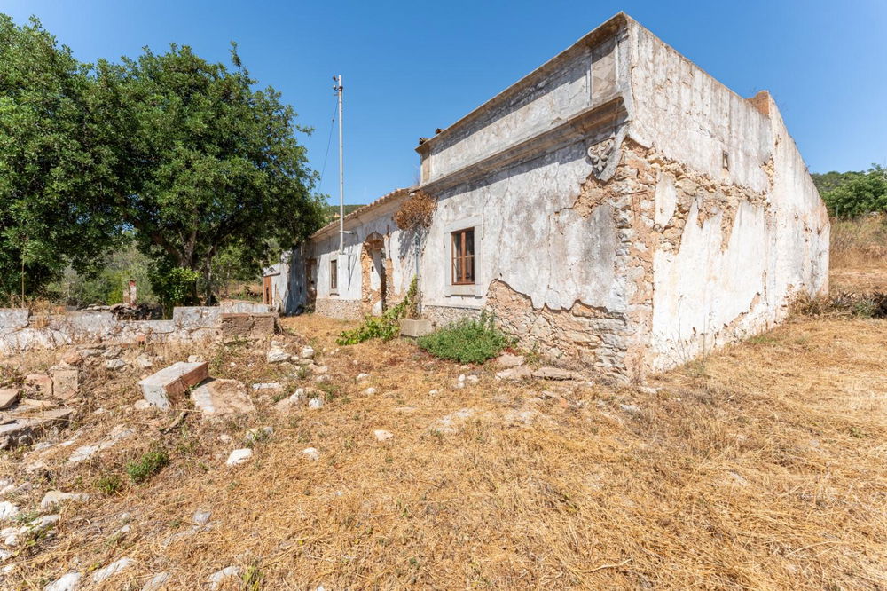 A Unique Opportunity Awaits: Presenting one of the last remaining ruins in the picturesque Canal of Santa Barbara de Nexe, set on a charming flat plot boasting stunning ocean views. 2489625572