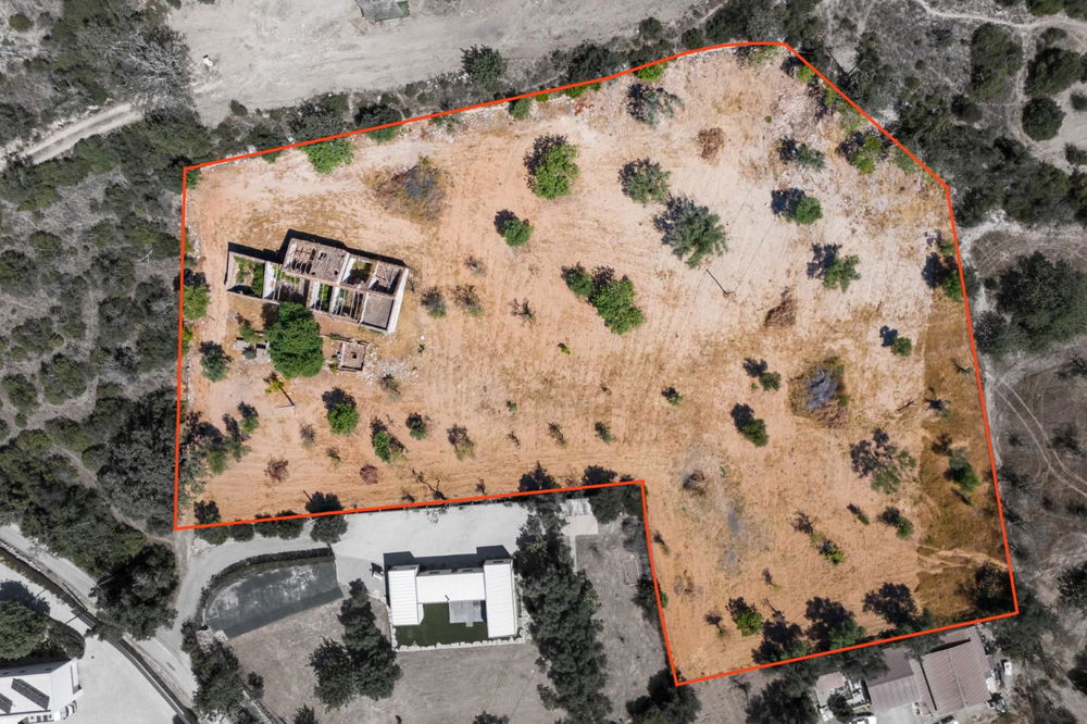 A Unique Opportunity Awaits: Presenting one of the last remaining ruins in the picturesque Canal of Santa Barbara de Nexe, set on a charming flat plot boasting stunning ocean views. 2489625572