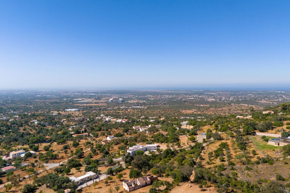 A Unique Opportunity Awaits: Presenting one of the last remaining ruins in the picturesque Canal of Santa Barbara de Nexe, set on a charming flat plot boasting stunning ocean views. 2489625572