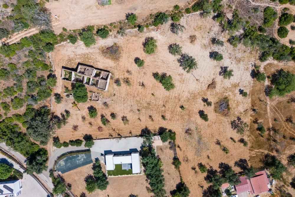 A Unique Opportunity Awaits: Presenting one of the last remaining ruins in the picturesque Canal of Santa Barbara de Nexe, set on a charming flat plot boasting stunning ocean views. 2489625572