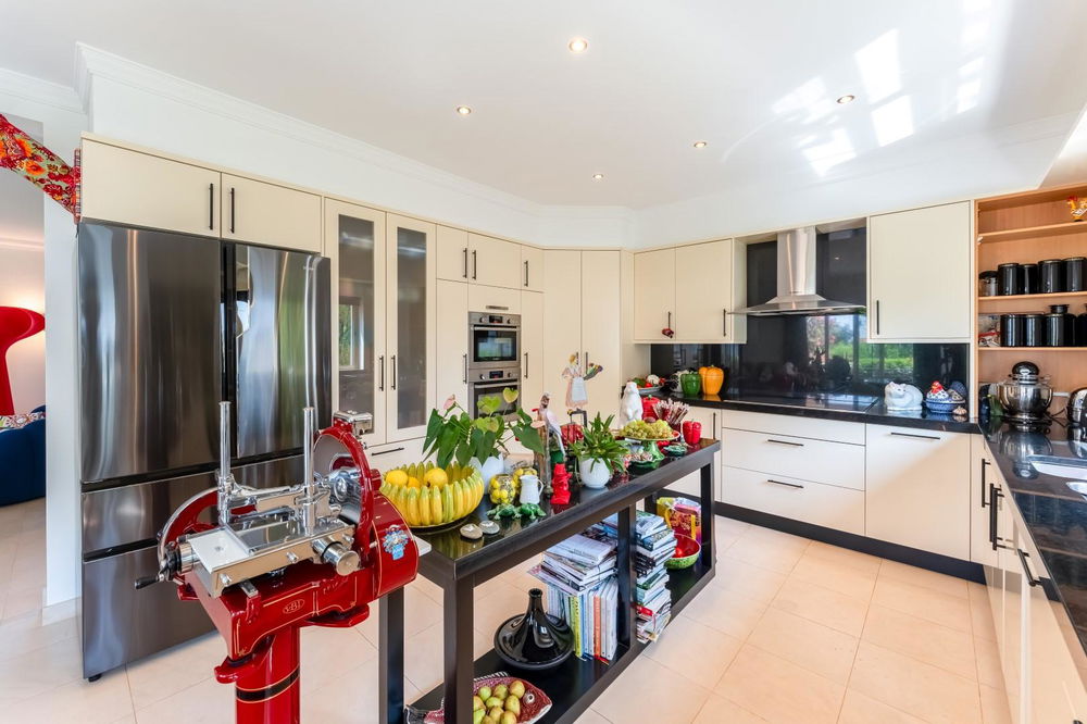 Elegant 5-Bedroom villa with pool in the heart of Santa Barbara de Nexe 2904523016