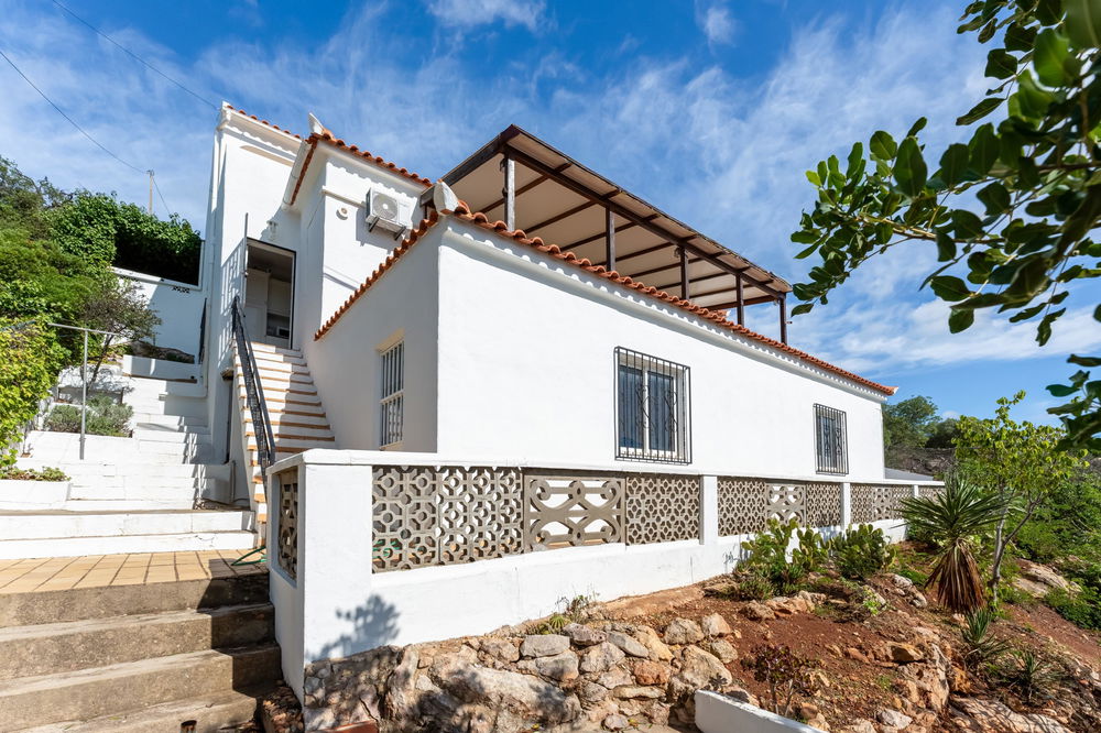 Stunning 3-Bedroom Villa with Pool and Breathtaking Sea Views in Santa Barbara de Nexe 113707549