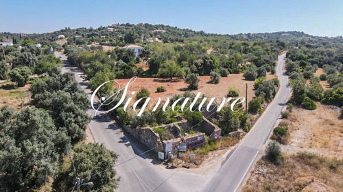 Ruin of 244m2 set on a plot of 4000m2 near Santa Bárbara de Nexe 2330834998