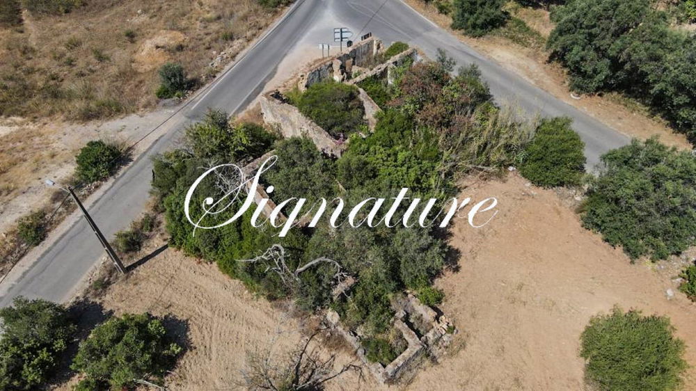 Ruin of 244m2 set on a plot of 4000m2 near Santa Bárbara de Nexe 2330834998