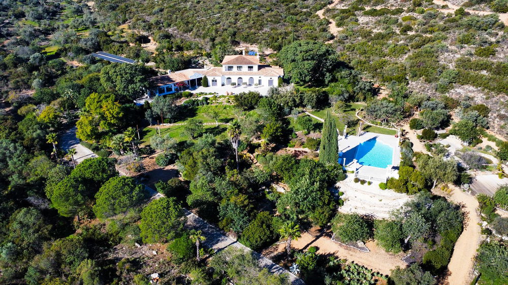 An exceptional 6-bedroom Manor nestled in the heart of the tranquil countryside in Santa Catarina de Bispo 2543404778