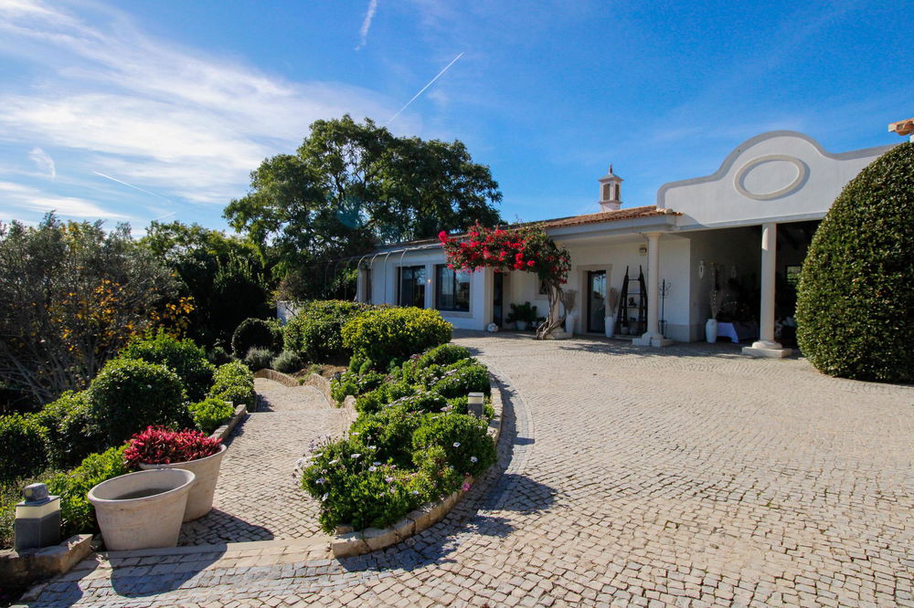 An exceptional 6-bedroom Manor nestled in the heart of the tranquil countryside in Santa Catarina de Bispo 2543404778