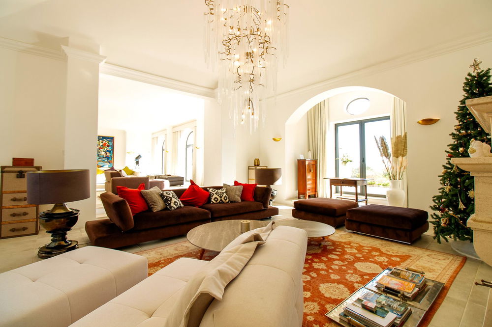 An exceptional 6-bedroom Manor nestled in the heart of the tranquil countryside in Santa Catarina de Bispo 2543404778